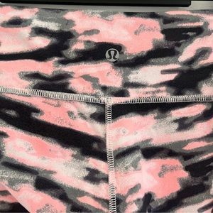 Lululemon cropped pink camo wunder under leggins